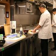 季節の料理に加え【銀座うなぎノ宮宇】でしか味わえない、鰻を知り尽くした料理長が考案する珍しい鰻料理も提供。「和の伝統的なおもてなしと革新の融合」を理念とした、きめ細やかなサービスを大切にしています。
