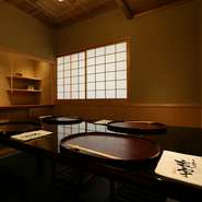 “地焼き”の鰻は、鰻本来の香りと旨みを、存分に堪能できる逸品です。銀座らしい高級感と、隠れ家的な落ち着きのある空間で、ゆっくりと味わう鰻とワイン。きっと「特別な一日」になることでしょう。
