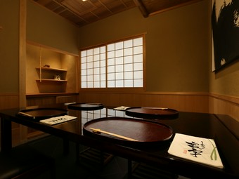 東京では珍しい、蒸さずに炭火で焼き上げる“地焼き鰻”