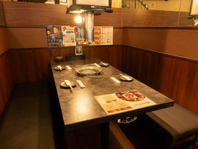 半個室のお席でゆっくりとくつろぐ