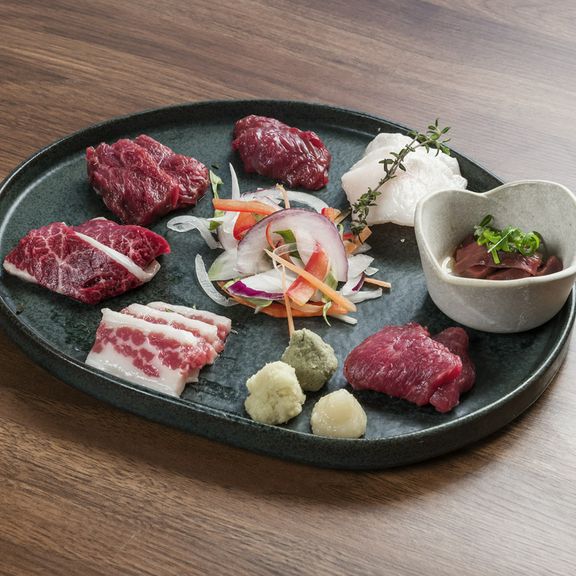 定番から希少部位まで食べ比べ『馬刺し7種盛り合わせ』
