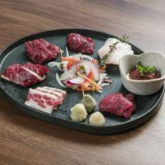 定番から希少部位まで食べ比べ『馬刺し7種盛り合わせ』