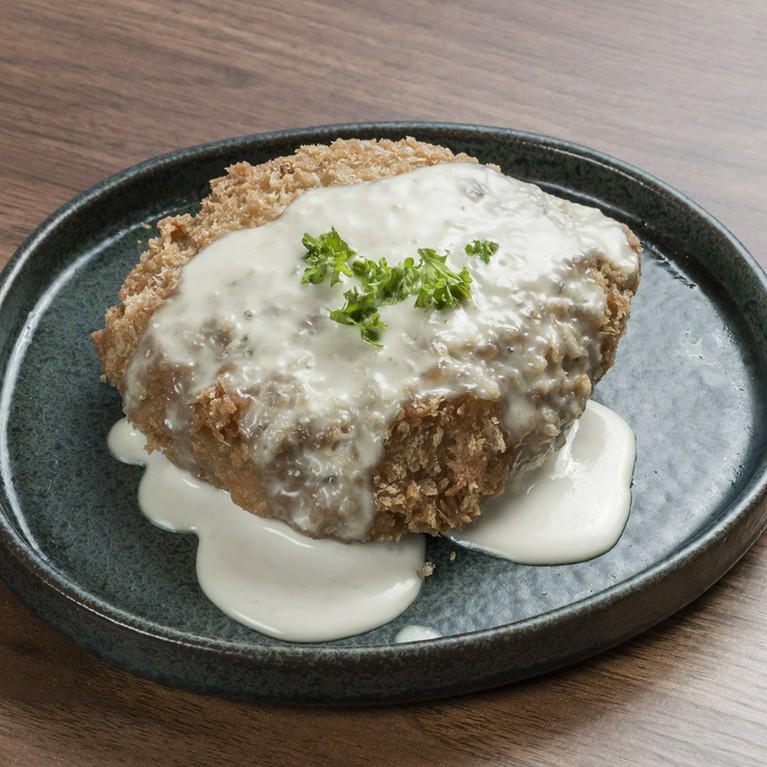 馬肉専門ビストロならではの逸品『馬肉のメンチカツ　ゴルゴンゾーラソース添え』