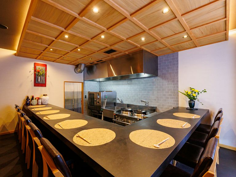 シェフの技術を肌で感じる。臨場感たっぷりのカウンター席