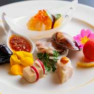コースの前菜、内容は月ごとに変更になります。最初に提供する料理は味付け・温度・香り・見た目にも気配りがされ、季節の多彩な味わいを楽しむことができます。