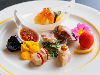 色々なものを少しずつ。季節の多彩な味わいを楽しめる『季節の前菜盛り合わせ』