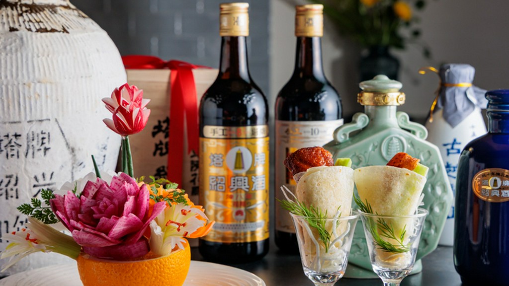 黄金色に焼き上げられた北京ダックを、好みの飲み物と共に堪能『北京ダックと豊富な紹興酒』