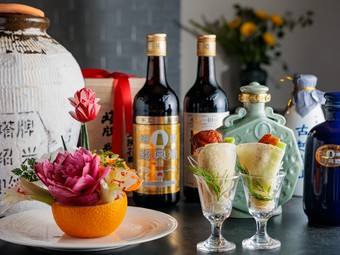 黄金色に焼き上げられた北京ダックを、好みの飲み物と共に堪能『北京ダックと豊富な紹興酒』