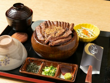 ミディアムに焼き上げた、山形牛サーロインを楽しむ『和牛ひつまぶし』