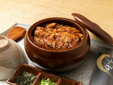 炭火の香りをまとった大鰻。薬味と、だしで変化を楽しむ『上ひつまぶし』