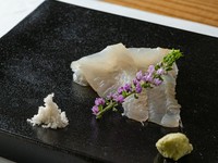 握りや焼き物、刺身に椀物、小鉢まで揃った豪華な構成。土曜・祝日限定のお得なランチコースです。デザートも含まれ、昼の時間を色鮮やかに彩ります。