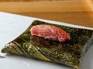 大将厳選の豊洲直送の本鮪。一貫で楽しむ濃厚な旨みと余韻