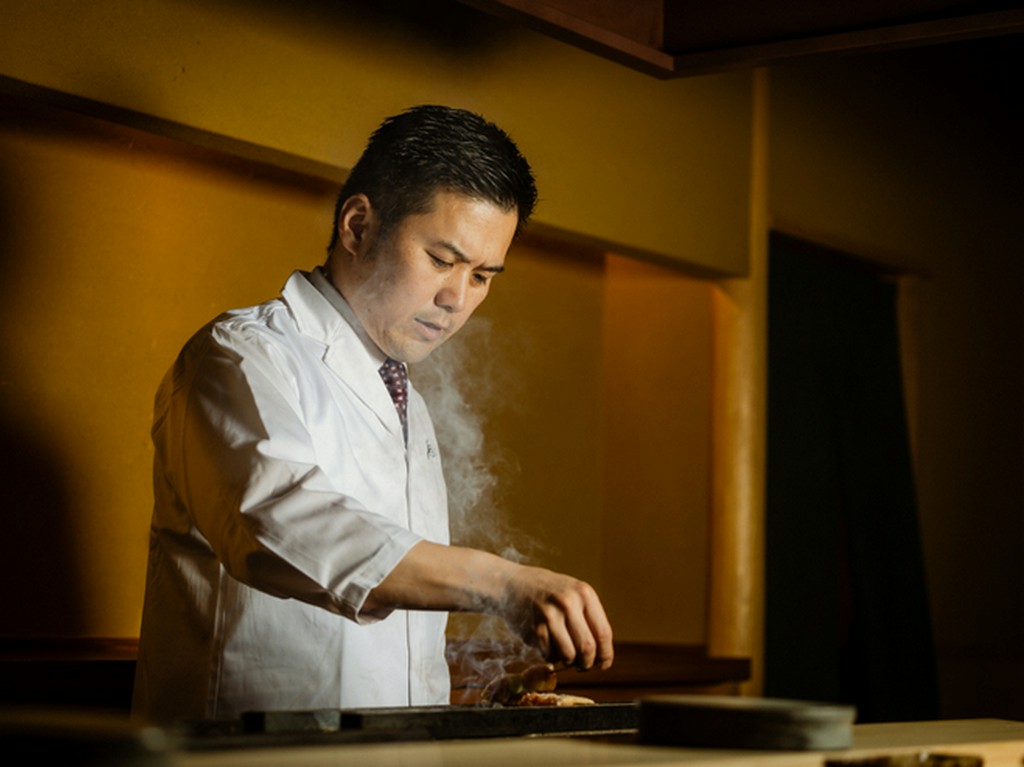 炭火と薪火。素材の性質に合わせて使い分ける、焼きの妙技