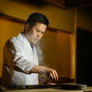 熱源は炭と薪の二刀流。パリッと香ばしく焼き上げたい鶏の皮目は、直線的な炭火で。しっとりと仕上げたい鶏の身や野菜は、柔らかくゆっくりと火が入る薪の熾火で。素材の性質を見極めた上で最適な火を使い分けます。