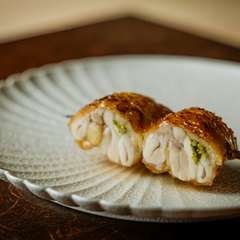 香ばしさの中に、柚子の香りが爽やかさを誘う佳品『手羽』。ワイルドな手羽も、品よくグレードアップ