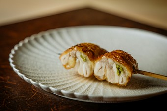 香ばしさの中に、柚子の香りが爽やかさを誘う佳品『手羽』。ワイルドな手羽も、品よくグレードアップ