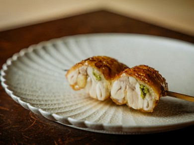 香ばしさの中に、柚子の香りが爽やかさを誘う佳品『手羽』。ワイルドな手羽も、品よくグレードアップ