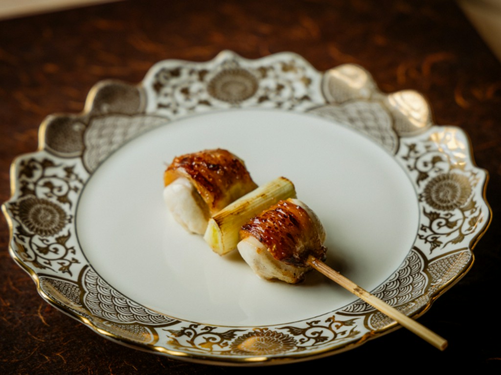 黄金色に輝く香ばしい皮目とふくよかな味わいの胸肉がエレガント。料理性の高さを感じさせる一串『ねぎま』