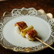 もも肉を使うことが多いねぎまですが、ここでは胸肉を使用。一度胸肉から剥がした皮で、胸肉を巻いて行く丁寧な下拵えと、入念な焼きの技術が生み出す一串は黄金色に輝き、焼色も美しく料理性の高さを物語ります。