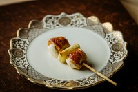 黄金色に輝く香ばしい皮目とふくよかな味わいの胸肉がエレガント。料理性の高さを感じさせる一串『ねぎま』