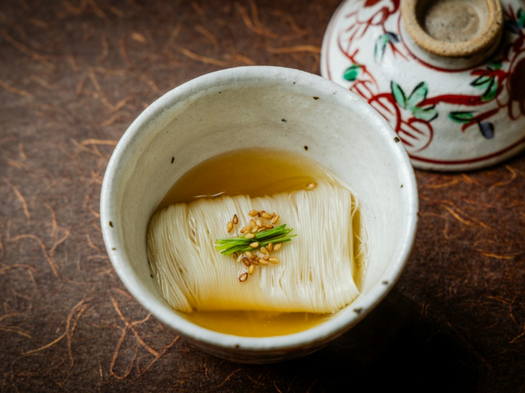 コースの掉尾を飾る一杯。極細の素麺とクリアなスープが、旨みの余韻をエレガントに締めくくる『素麺』