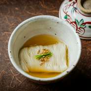 絹のように細い素麺は、熊本の「ゆきやぎ」。その細い素麺と透明感あふれるピュアなスープのバランスも絶妙。スープは地鶏の鶏ガラと鶏節を合わせただしに鶏ひき肉を加え、澄ませたもの。いわば鳥のコンソメです。