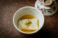 コースの掉尾を飾る一杯。極細の素麺とクリアなスープが、旨みの余韻をエレガントに締めくくる『素麺』