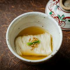コースの掉尾を飾る一杯。極細の素麺とクリアなスープが、旨みの余韻をエレガントに締めくくる『素麺』