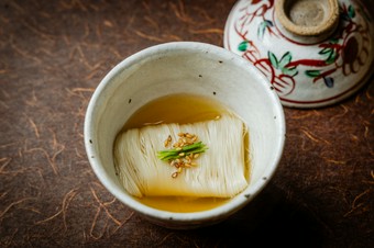 コースの掉尾を飾る一杯。極細の素麺とクリアなスープが、旨みの余韻をエレガントに締めくくる『素麺』