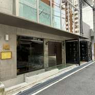 SHEWA'S SQUAREビル地下一階に当店がございます。