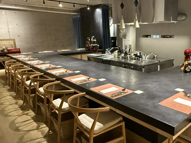 シックで落ち着いた雰囲気のカウンター15席