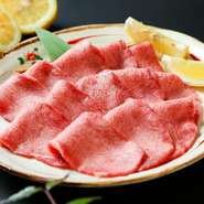 肉本来の旨みがダイレクトに味わえ、しっかりした歯ごたえもたまらない一皿。焼肉と言えばまずはこれ！【なならく】がオススメする看板メニューです。噛むほどに広がる濃厚な味わいをたっぷりと楽しめます。
