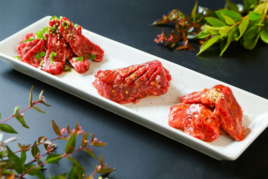 ハラミ肉のいろいろな食感を楽しめる一皿。ハラミ好きのための盛り合わせ『ハラミ三昧』