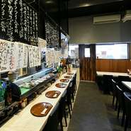 内観（カウンター席＆テーブル席）