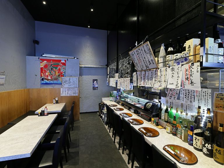 仲間たちとゆったり食と酒を楽しめる空間。コースの相談も可