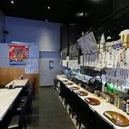 仲間との気軽な飲み会にもぴったりなお店。ゆったり食と酒を楽しめるテーブル席も用意されています。予算・要望に合わせたコースも相談可。5名以上で飲み放題付きコースにも対応可能なため、ぜひ相談を。