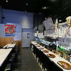 仲間たちとゆったり食と酒を楽しめる空間。コースの相談も可