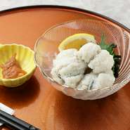 その日の仕入れによってメニューも異なるため、通うたびに新しい発見があることも、【新鮮家】の醍醐味。旬の魚はもちろん、普段はなかなか出会えない珍しい食材とも巡り合えます。