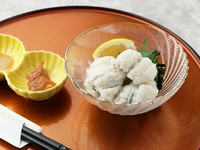 店内黒板では旬のオススメメニューをご紹介中です。当日の仕入れによってさまざまなオススメをご用意しております。