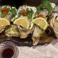 新鮮かつ良質な牡蠣をそのまま楽しむ『生牡蠣』や『北海道活けつぶ貝』、当日仕入れたオススメの鮮魚を使った『煮魚』など、個性豊かな一品料理を用意しています。当日のメニューはぜひ店内黒板をご確認ください。