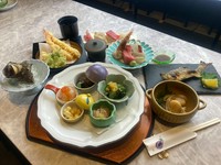 ■ある日の一例
先付け(小鉢複数)
お造りもしくは舟盛り
焼き物
揚げ物
酢の物
食事(吸い物と漬物含む)

5名様以上でのご利用は、＋2,200円で2時間飲み放題付きに変更可能です。