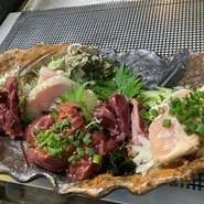 宮崎直送、新鮮な地鶏を活かした一品料理も必見。鮮度と品質にこだわっているからこそ提供できる『白レバ刺身』に、『地鶏たたきポンズ』も絶品。『宮崎地鶏』では馬刺しの盛り合わせもセットで楽しめます。