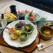 席時間：1時間45分
人数や時間が確定の上で、ご予約をお願いいたします。
ご予約の人数変更の場合は、2日前までにお願いいたします。
コースのご予約はお店にご連絡下さい。

※季節により内容に変動がございます。
※ご要望や苦手なものがある場合は事前にご相談ください。
※提供の内容についてご質問がございましたらお店までご連絡ください。