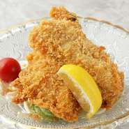 食材は毎朝市場に足を運び目利き。自信を持ってオススメできる食材のみを仕入れており、刺身・一品料理と多彩な楽しみ方を提案してくれます。漁師からも直接仕入れを行っているため、レアな食材とも巡り合えます。