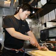 本日の食材をテーマに、メニュー以外の料理のリクエストを寄せられることもしばしば。ゲストとのやりとりのなかで生まれた料理も多いとか。気兼ねなくやりとりを楽しめる距離感も【新鮮家】の魅力です。