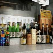 スカイツリーすぐ近くと、日常の一コマや観光でも立ち寄りやすいお店。厳選日本酒以外にも焼酎やワインなどもこだわりのセレクト。気軽な一杯やしっかりした食事など、さまざまな場面で利用できます。