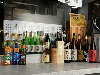 日常・観光合間に一杯。こだわりの酒も多数用意