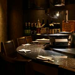 ゆったり会話と食を楽しめる大人の空間