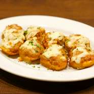 バケットに生ソーセージ（サルシッチャ）の中身とチーズをのせて焼き上げるトスカーナの前菜に欠かせない逸品。