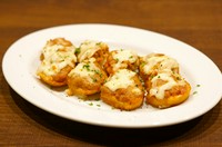 バケットに生ソーセージ（サルシッチャ）の中身とチーズをのせて焼き上げるトスカーナの前菜に欠かせない逸品。